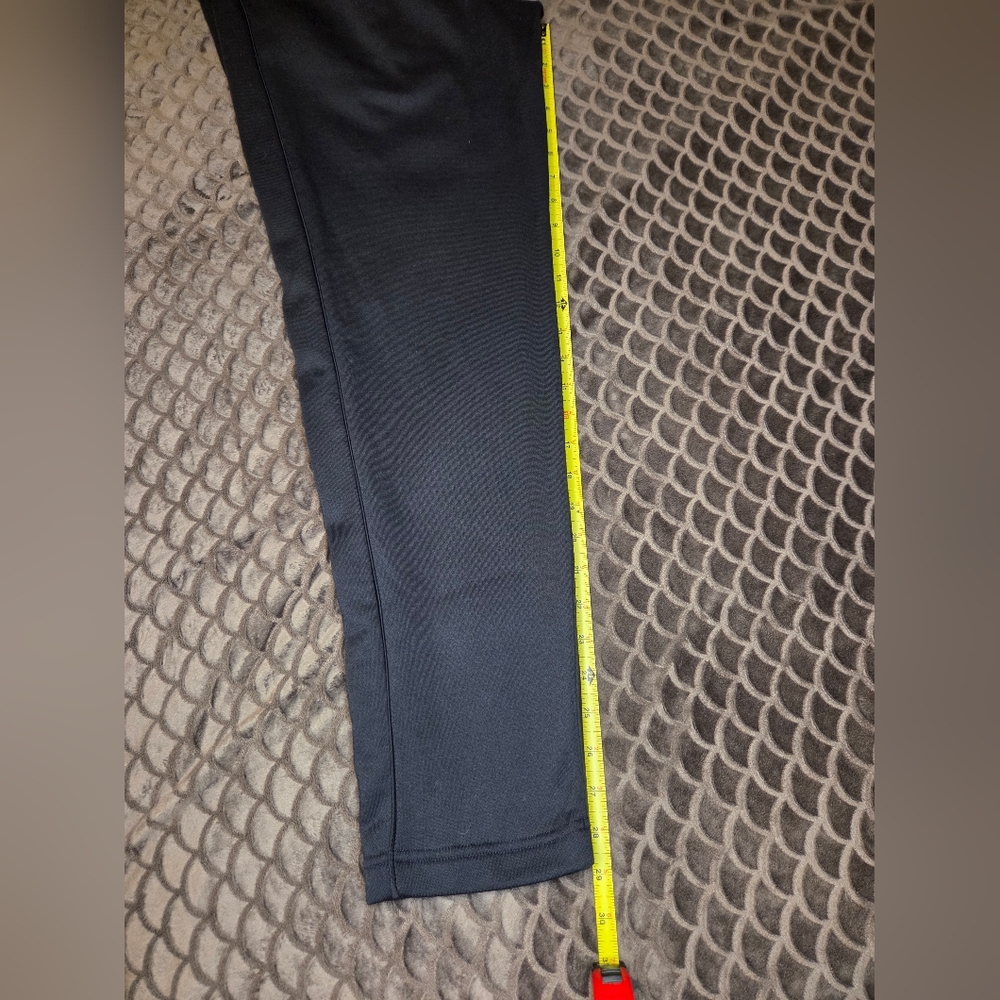 G245. Adidas Relaxed Fit Fleece Tapered-Leg Pant in Black  - Size S - Picture 6 of 6
